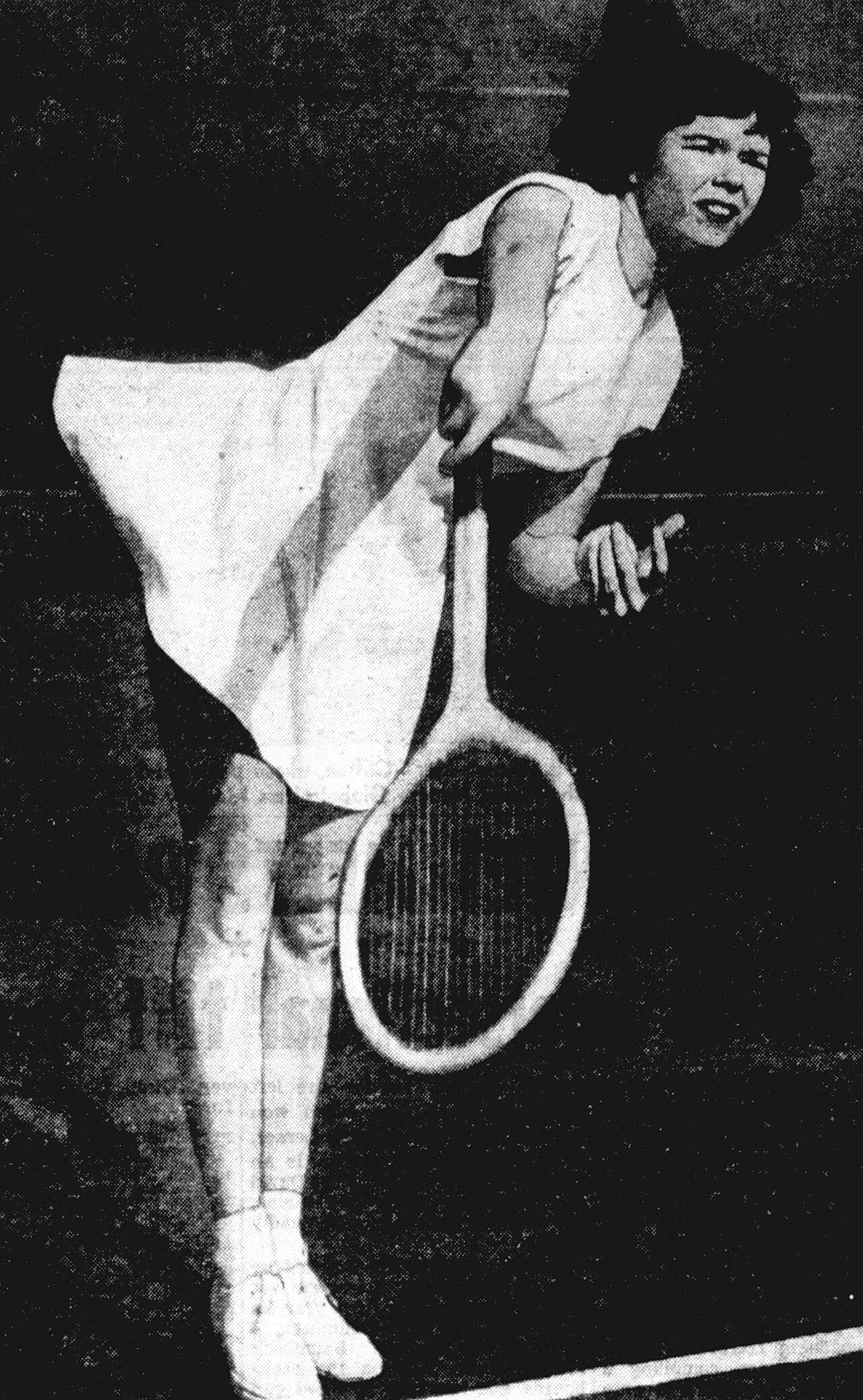 Beverly Baker Fleitz mit einem Tennisschläger auf einem Zeitungsfoto von 1949