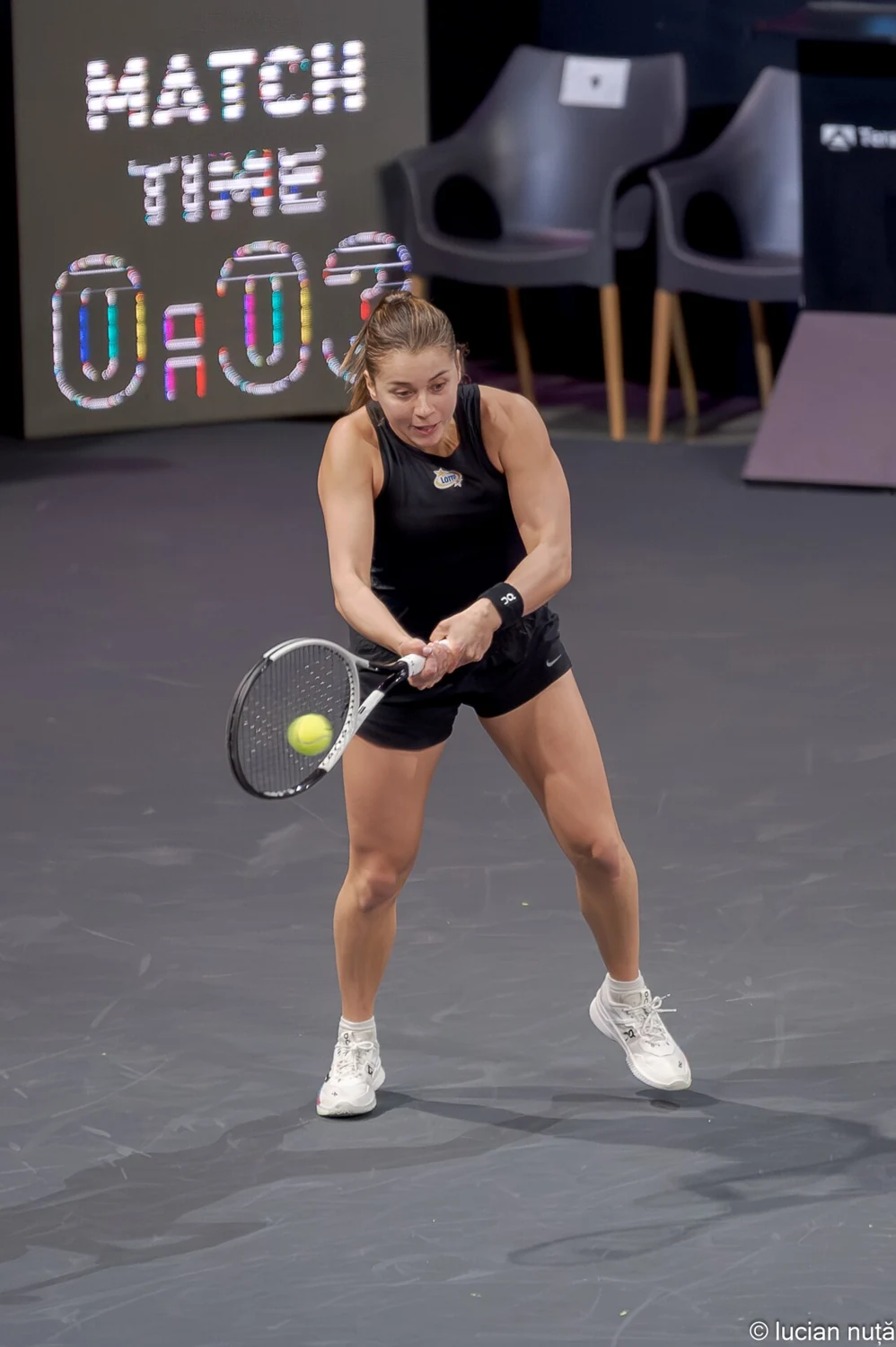 Maja Chwalinska bei einem beidhändigen Schlag bei den Transylvania Open 2025