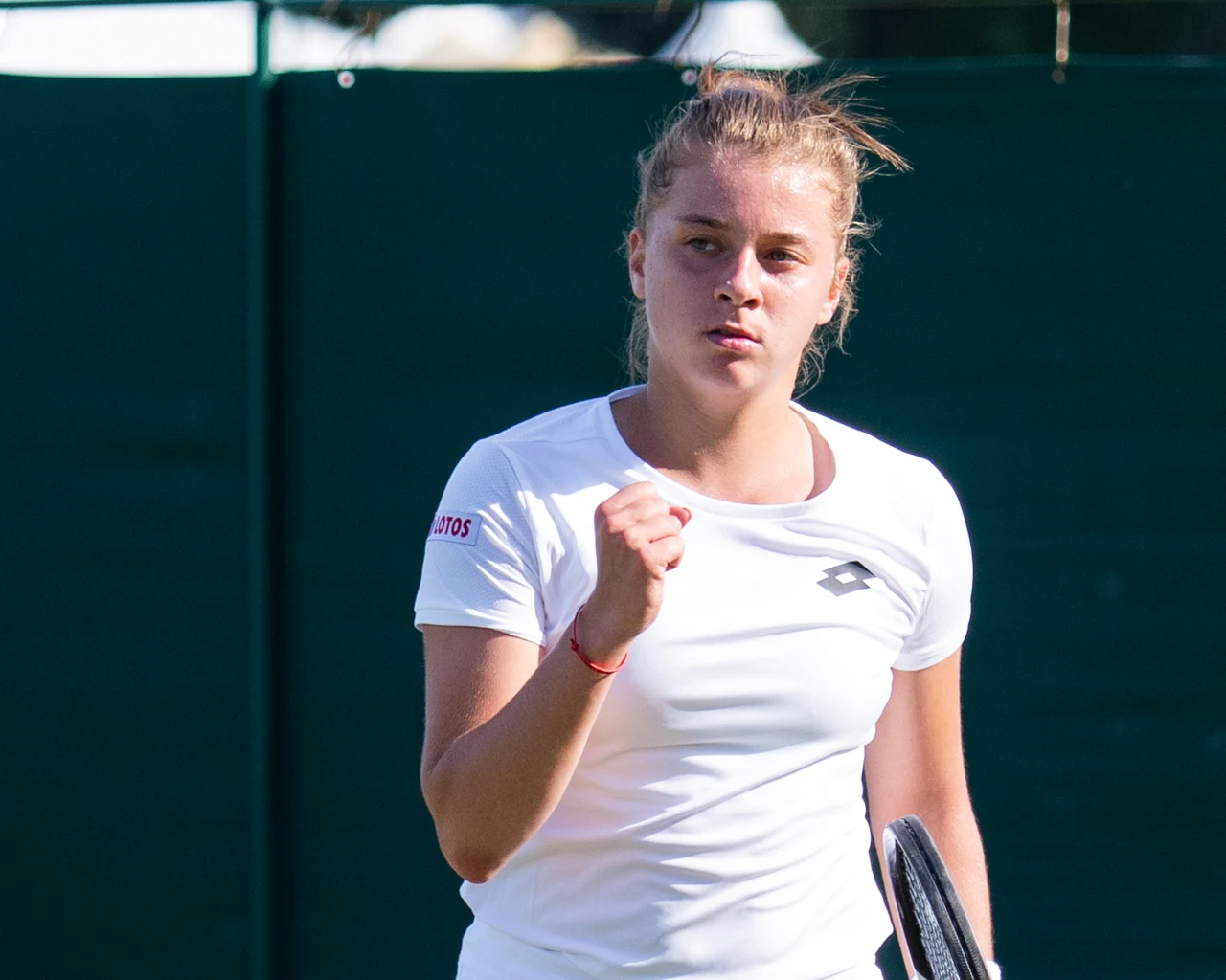 Maja Chwalinska mit erhobener Faust in der Wimbledon-Qualifikation 2022