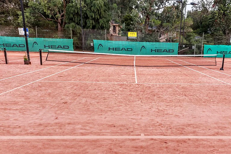 Ein leerer Sand-Tennisplatz in Melbourne, in Richtung der Platzmitte fotografiert