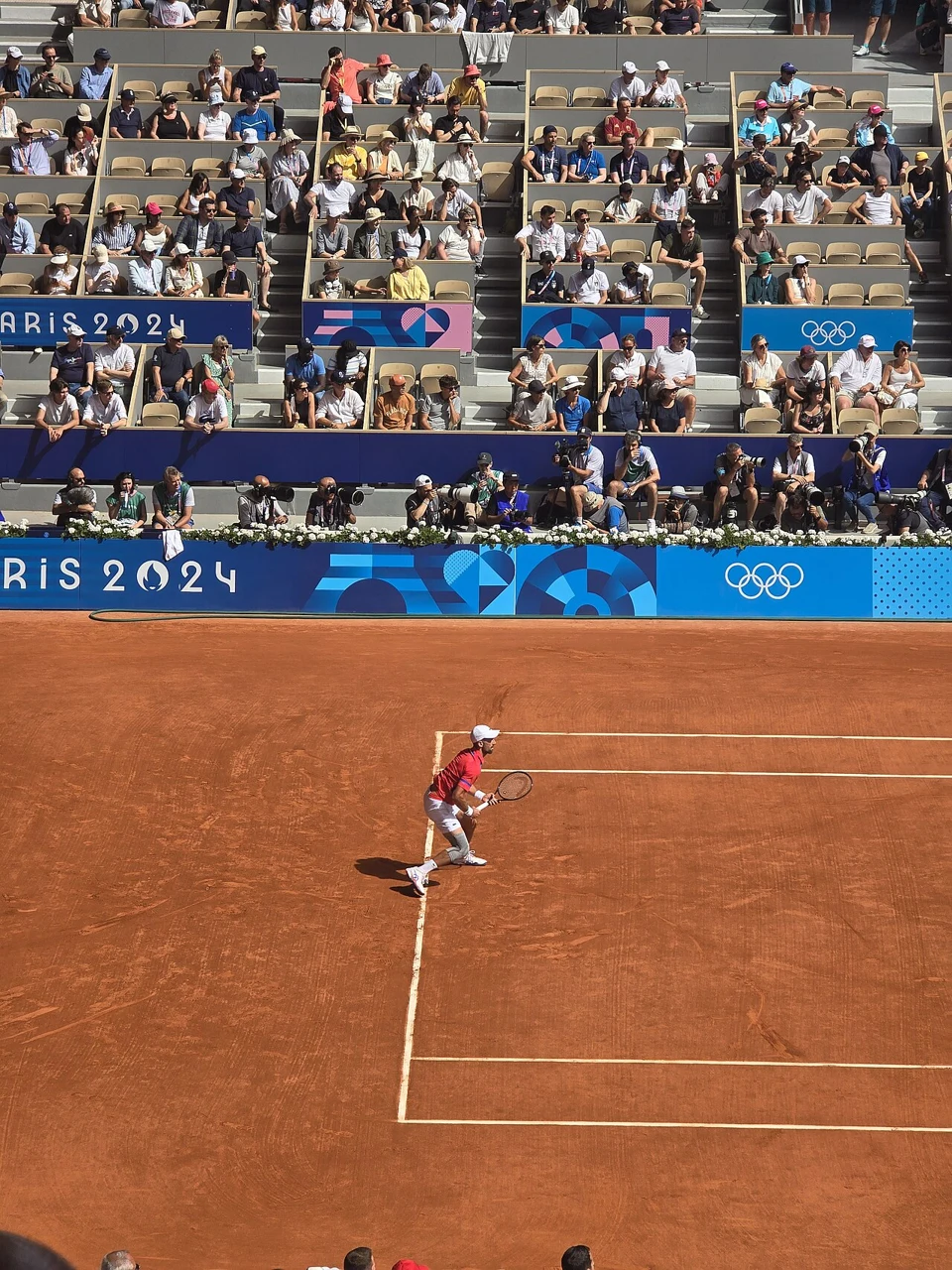 Novak Djokovic en déplacement sur terre battue pendant la finale olympique de simple à Paris 2024