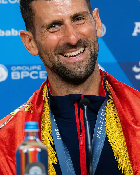 Novak Djokovic vor einem Mikrofon bei den Olympischen Spielen 2024 in Paris