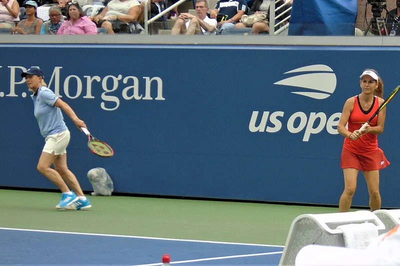 Martina Navratilova und Arantxa Sánchez Vicario beim gemeinsamen Aufwärmen auf einem Platz der US Open