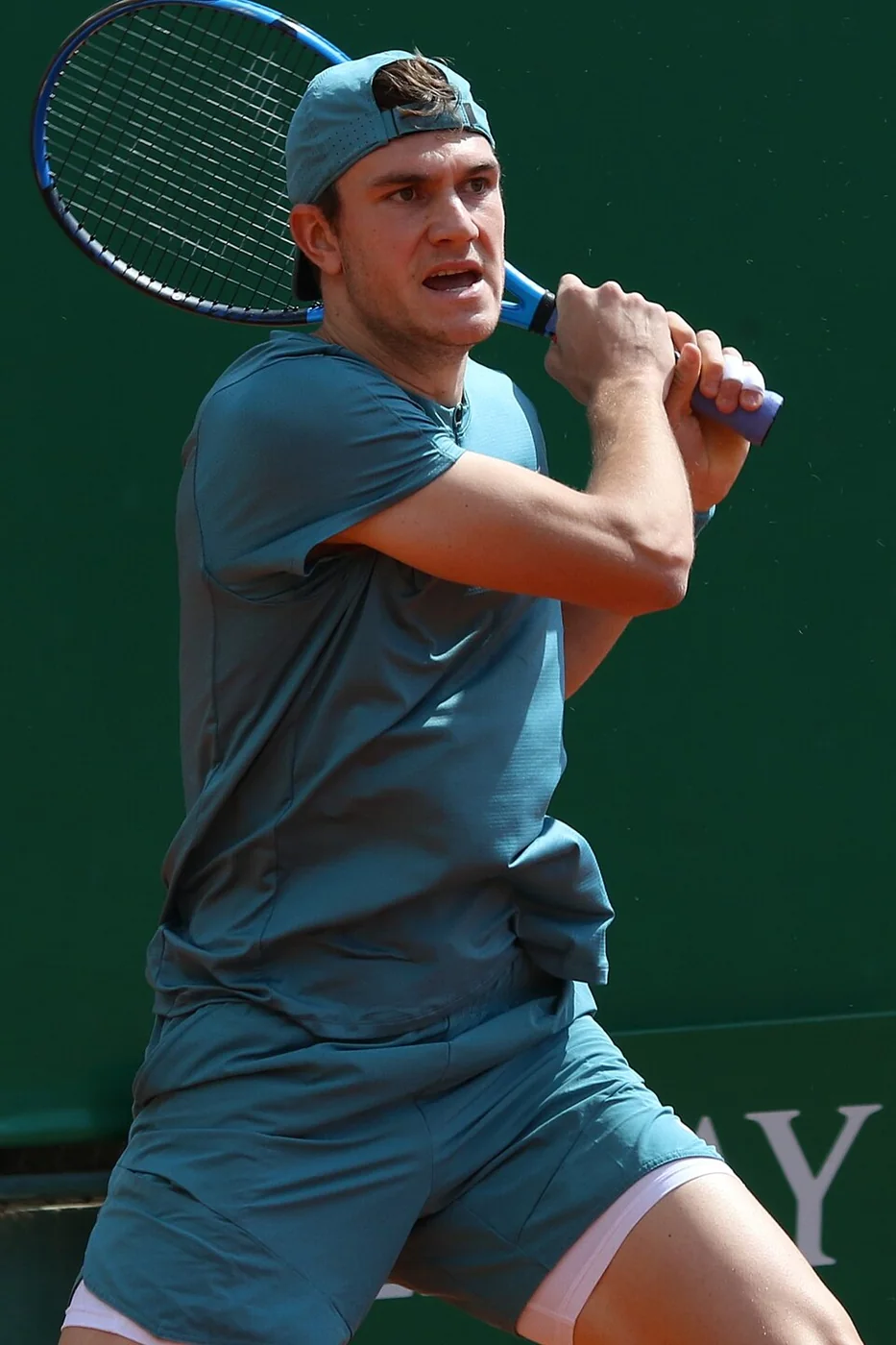 Jack Draper hält seinen Schläger für eine beidhändige Rückhand in Monte Carlo 2023