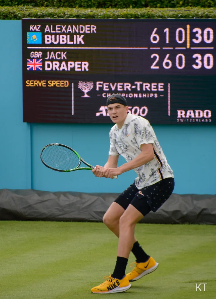 Jack Draper preparing with his racket in front at Queen’s Club