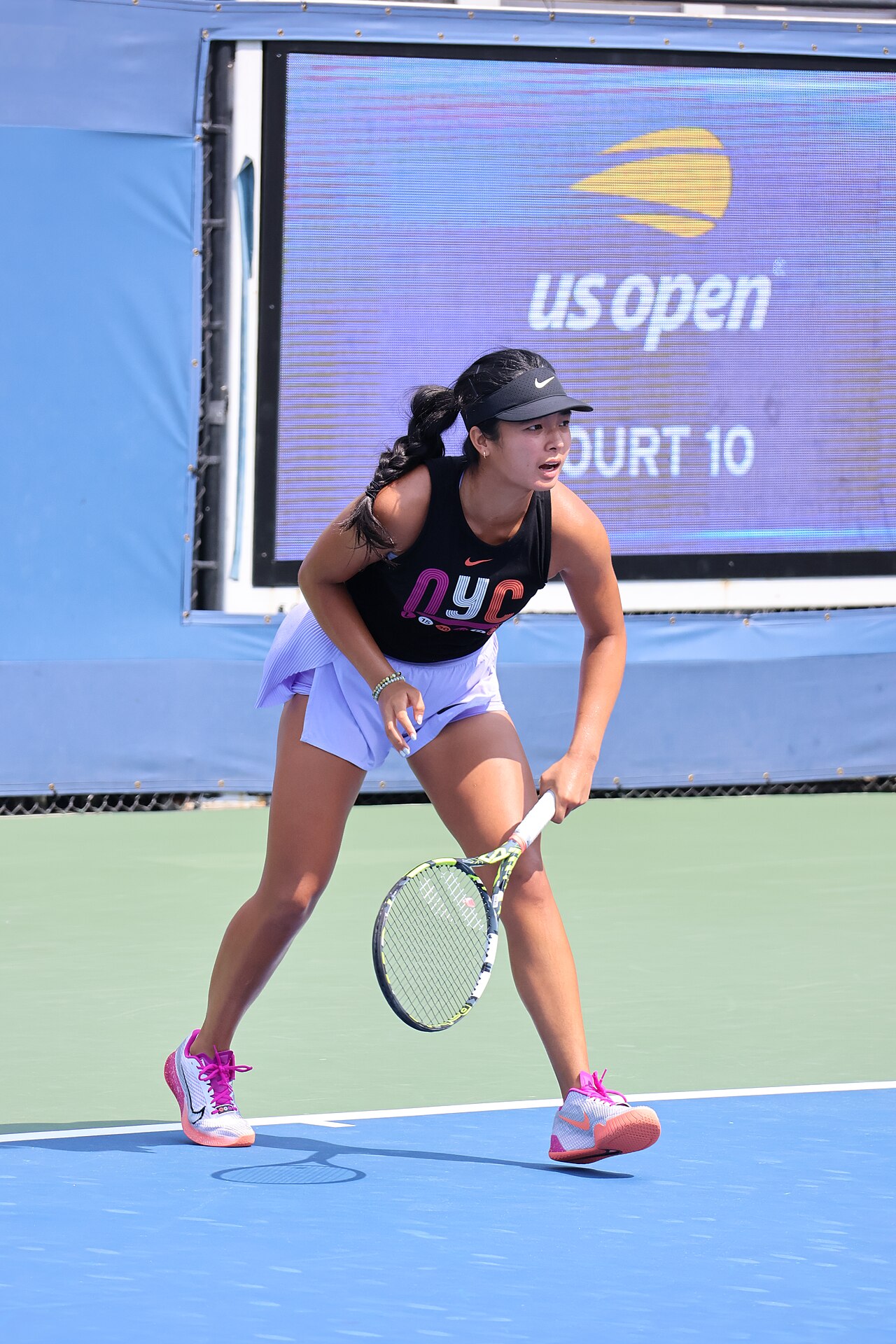 Alexandra Eala hält beim Training vor den US Open 2024 ihren Schläger und bereitet sich auf die nächste Bewegung vor