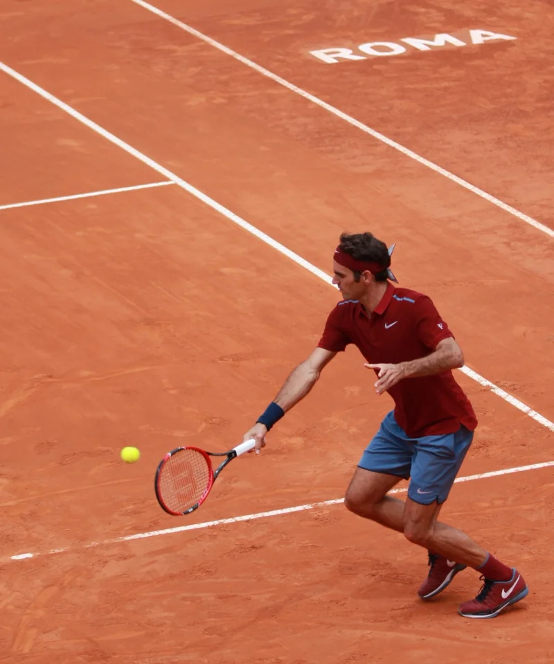 Roger Federer joue un retour de revers slicé bas sur terre battue à Rome