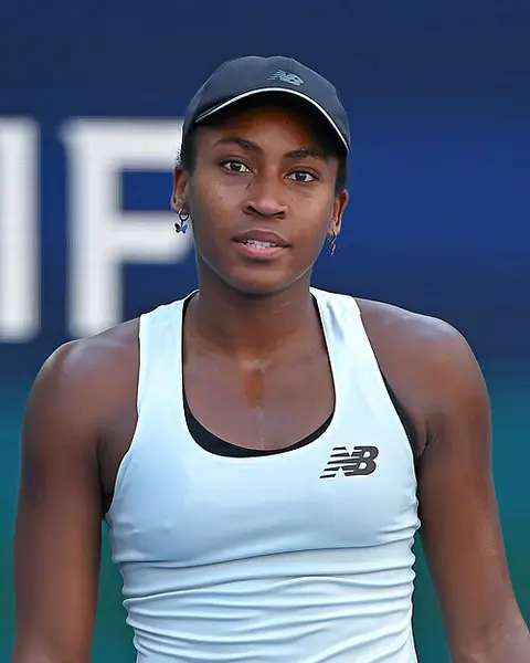 Coco Gauff bei den Miami Open 2026 mit dunkler Kappe und weißem Tennisoberteil