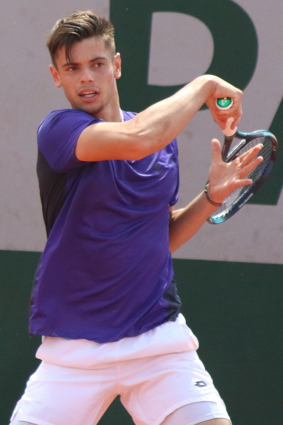 Arthur Gea preparing a forehand during Roland-Garros qualifying in 2023