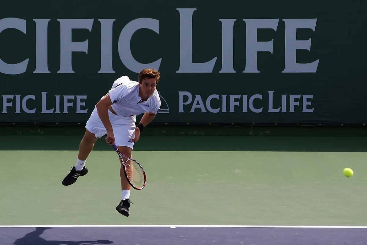Ernests Gulbis bereitet bei den Pacific Life Open 2008 den Treffpunkt seines Aufschlags vor