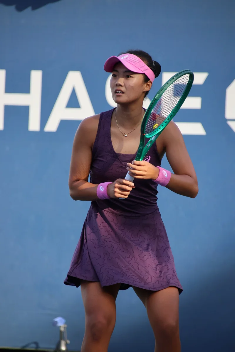 Yeonwoo Ku porte une visière rose et tient sa raquette aux qualifications de l’US Open 2026