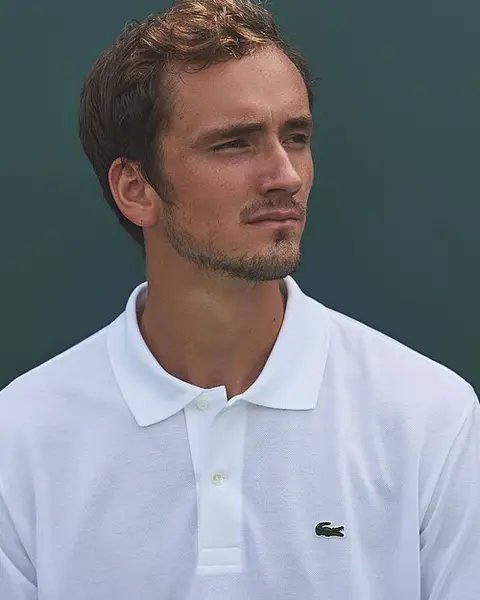 Daniil Medvedev in einem weißen Poloshirt bei den Miami Open 2019