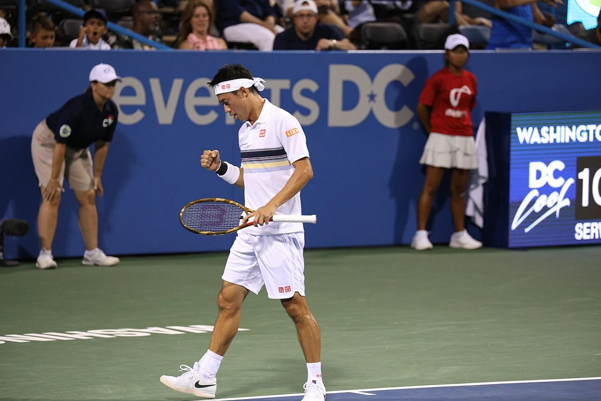 Kei Nishikori ballt während eines Matches bei den Citi Open 2018 die Faust