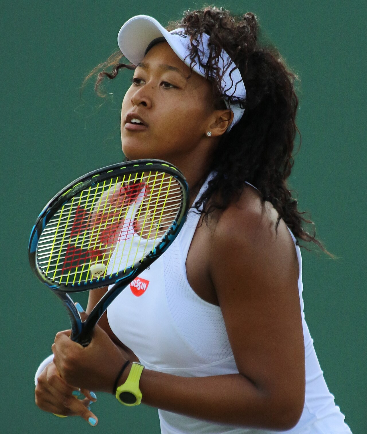Naomi Osaka mit ihrem Schläger in Wimbledon 2017