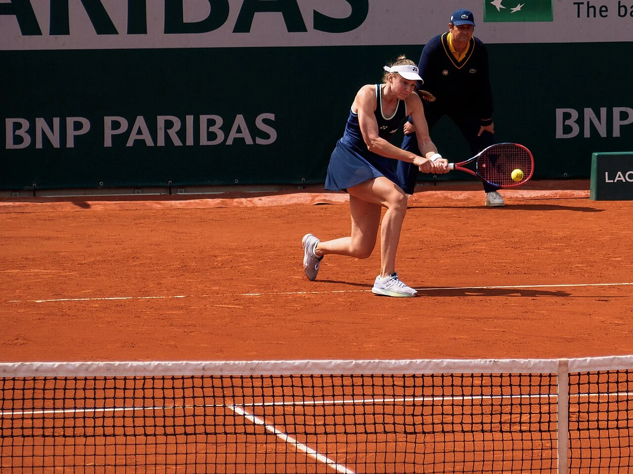 Elena Rybakina schlägt 2025 bei Roland Garros eine beidhändige Rückhand auf Sand