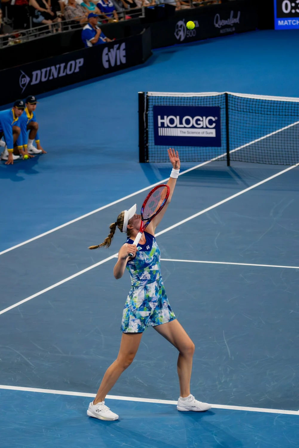 Elena Rybakina prepara el saque con la pelota en el aire en Brisbane 2024