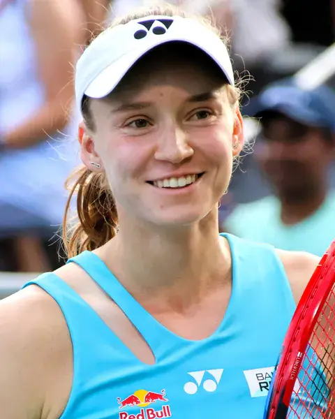 Elena Rybakina sorride con la racchetta in mano al torneo di Washington del 2025