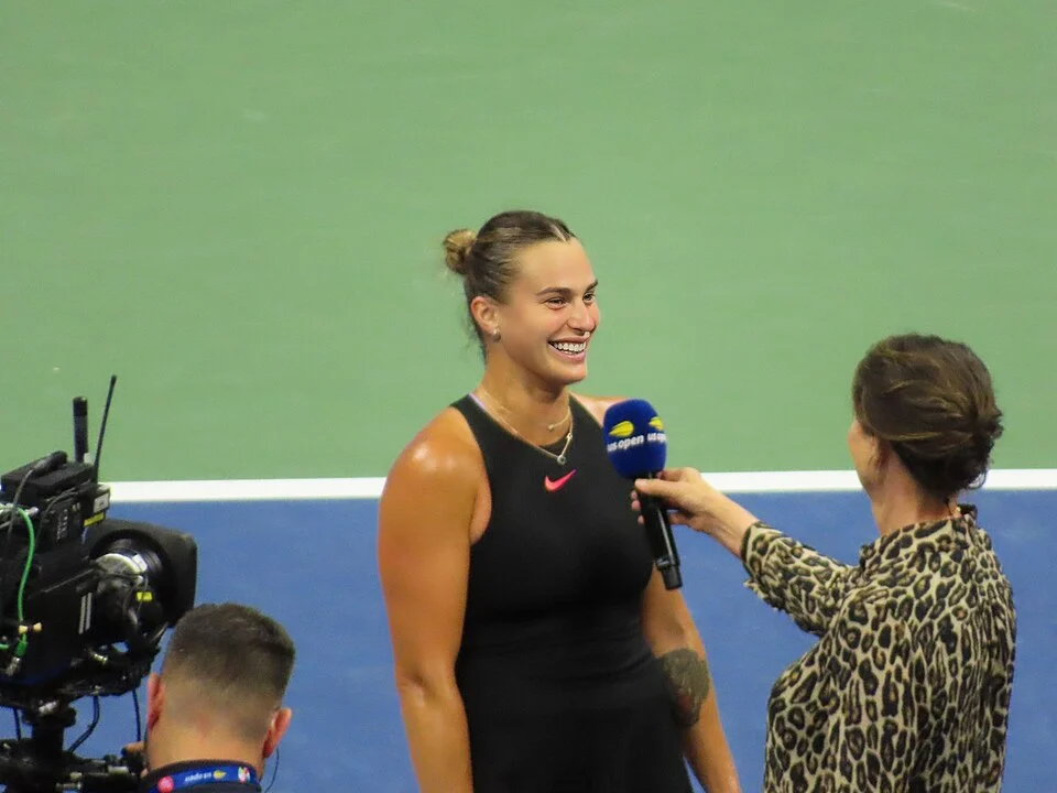 Aryna Sabalenka lächelt bei einem Interview auf dem Platz während der US Open 2024