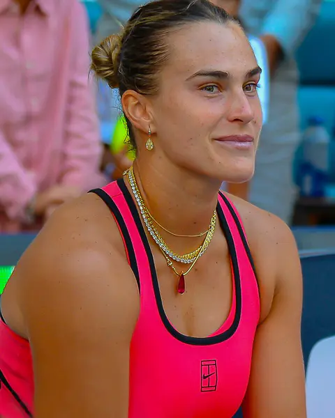 Aryna Sabalenka sitzt bei den Miami Open 2026 in einem pinken Tennisoberteil