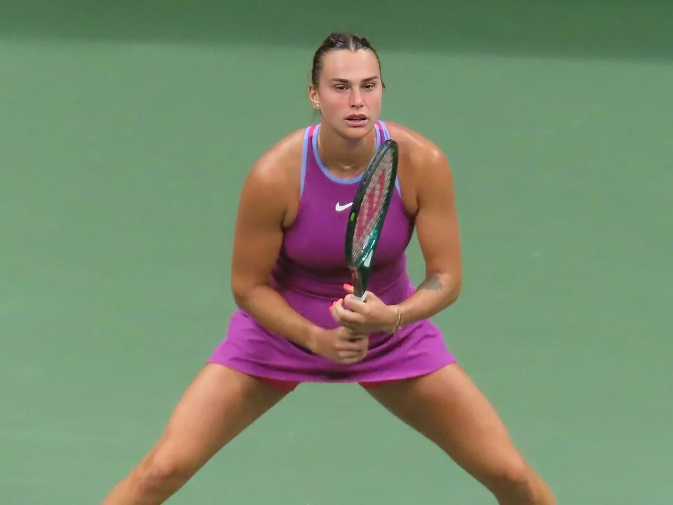 2024年全米オープン決勝でラケットを構えて待つアリーナ・サバレンカ