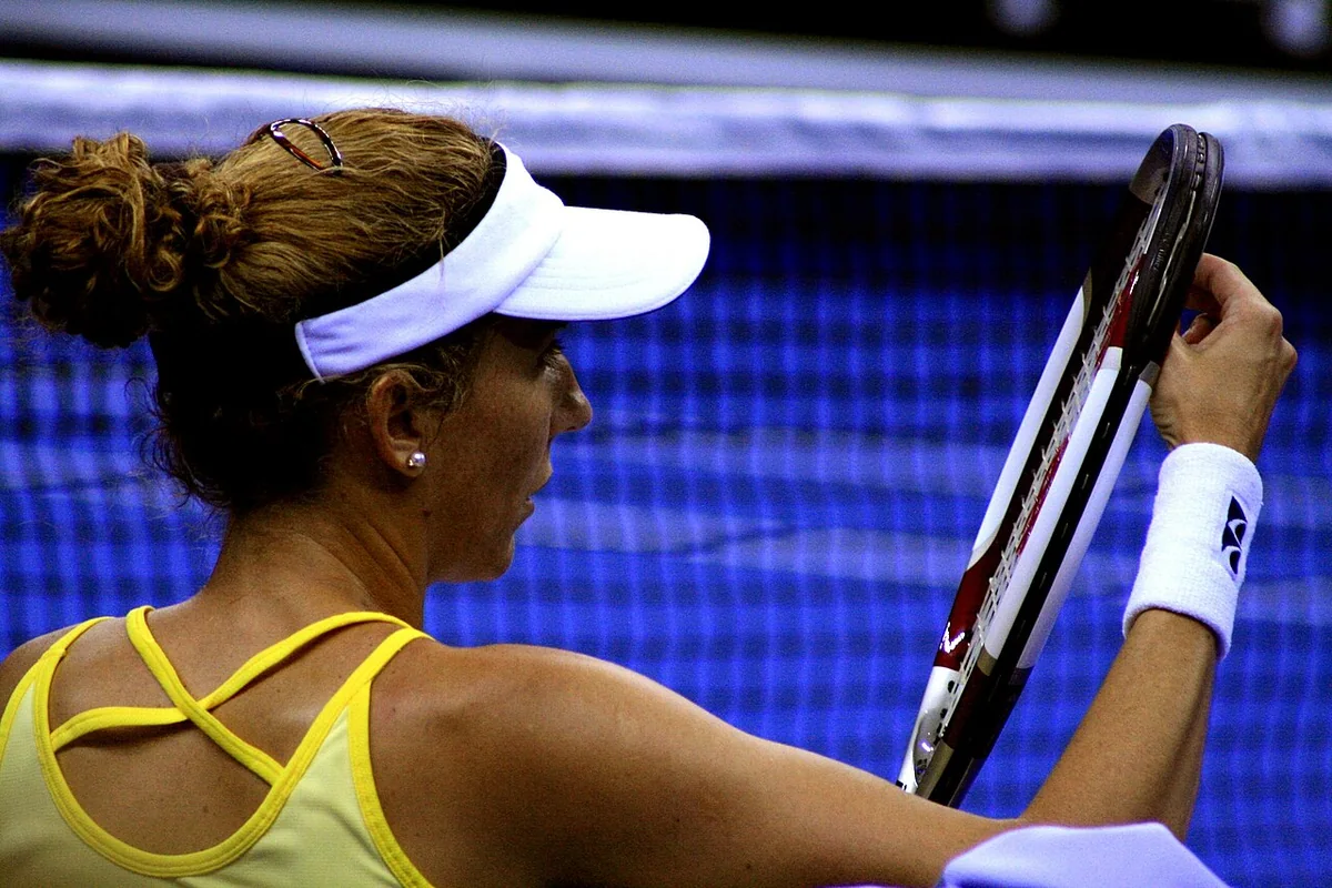 Monica Seles richtet die Saiten ihres Schlägers