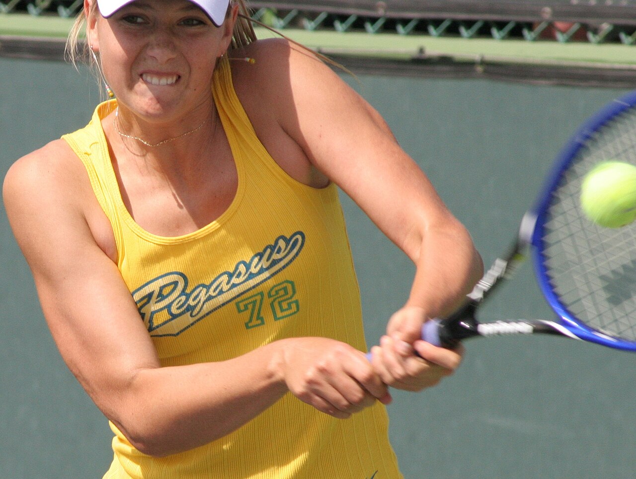 Maria Sharapova spielt eine beidhändige Rückhand auf einem Trainingsplatz in Indian Wells