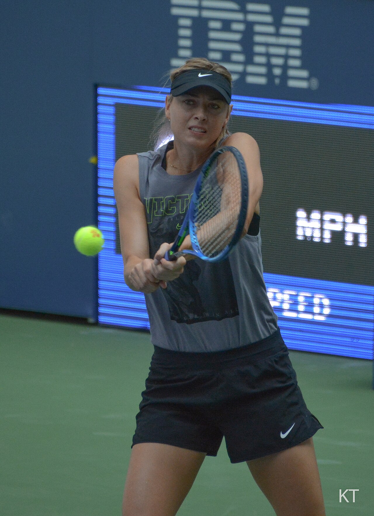 Maria Sharapova schlägt bei einem Trainingstag der US Open eine beidhändige Rückhand
