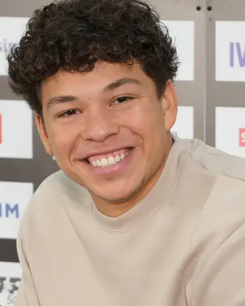 Ben Shelton lächelt bei einer Pressekonferenz der Swiss Indoors in Basel 2025