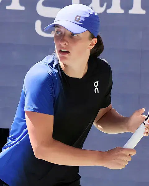 Iga Świątek sostiene su raqueta durante un entrenamiento en agosto de 2023