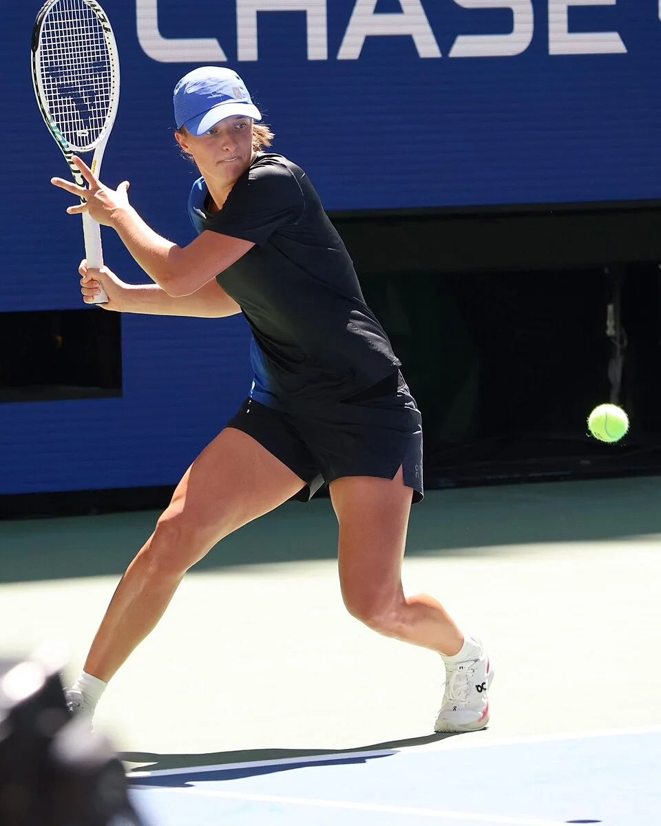 Iga Świątek prepara un diritto su un campo di allenamento prima degli US Open 2023
