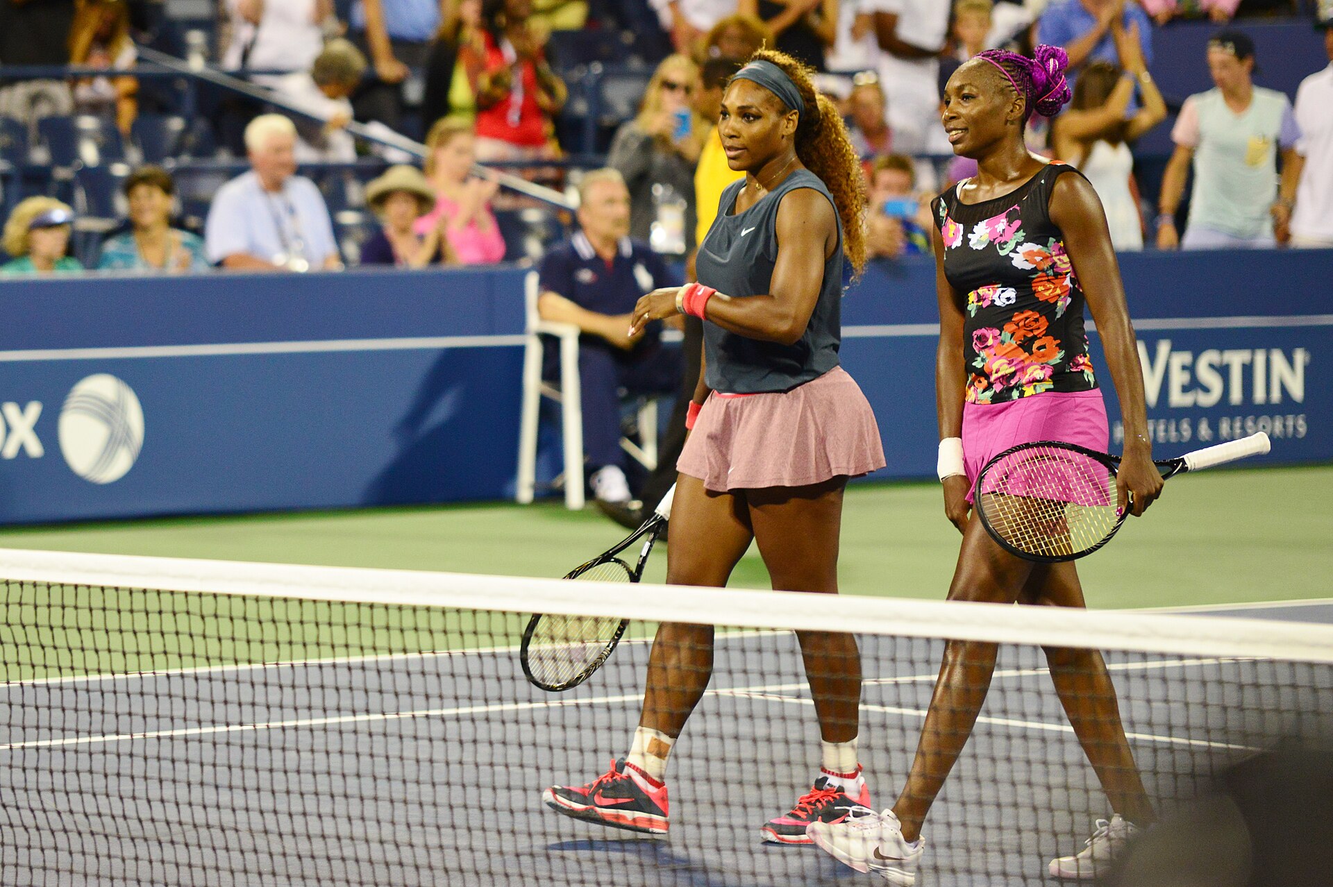 Serena und Venus Williams stehen bei den US Open 2013 gemeinsam in Netznähe