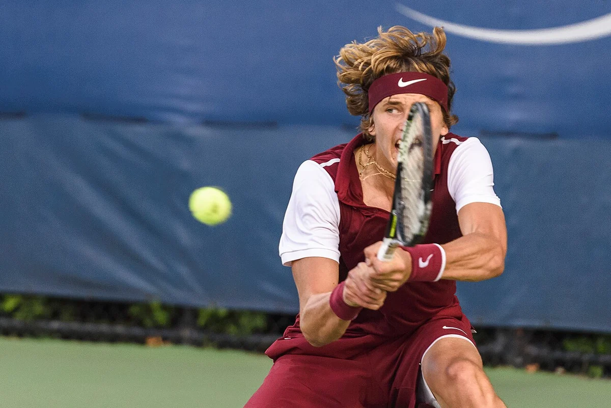 Alexander Zverev spielt in der US-Open-Qualifikation 2015 eine beidhändige Rückhand